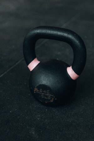Klassische Kugelhantel (Kettlebell) aus Metall
